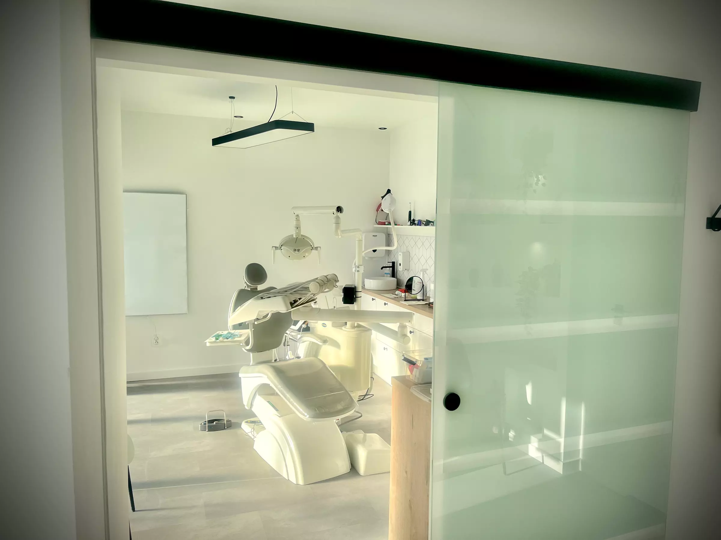 Wybielanie zębów lampą LED lub metodą nakładkową