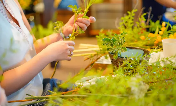 Create Stunning Bouquets with Seasonal Flowers Arranging Class