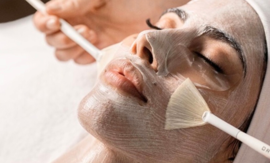 Image 3: Relax & Renew with Massage and Facial Combo