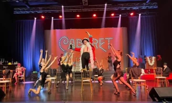 Cabaret parisien avec show grandiose et French cancan mythique