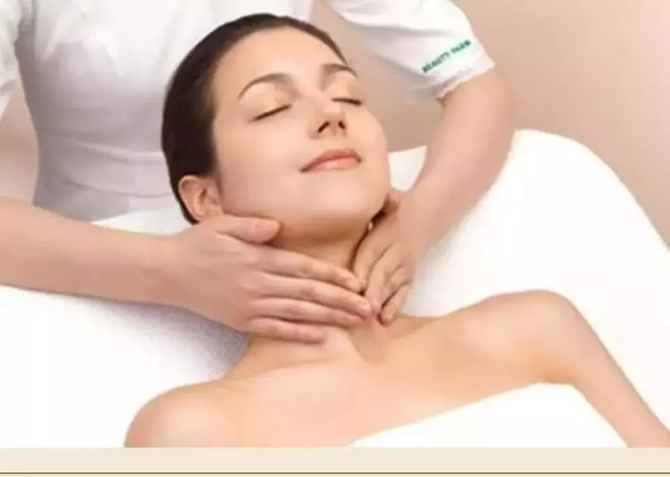 Enjoy up to 25% off relaxing massages with hot stones and essential oils at Island Spa Club, offering exclusive couples retreats.