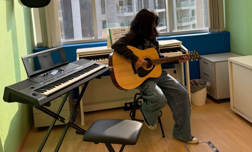 Image 3: Private Guitar Sessions for Complete Beginners w/ Optional Guitar