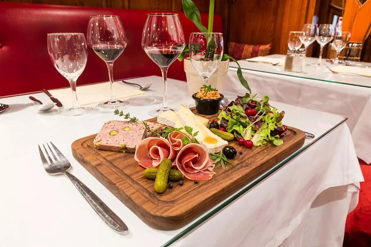 Menu découverte avec entrée, plat et dessert chez Le Cintra