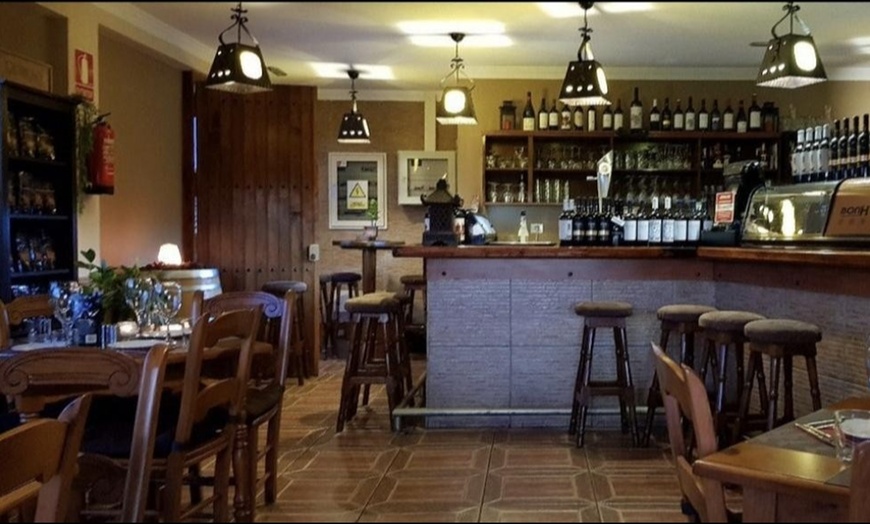 Image 5: Parrillada de carnes al grill con postre y botella de vino para 2 o 4 