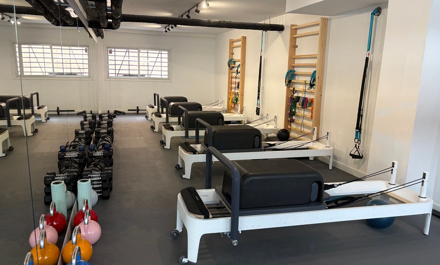 Image 1: 1 o 3 clases de entrenamiento o pilates combinado con pilates reformer