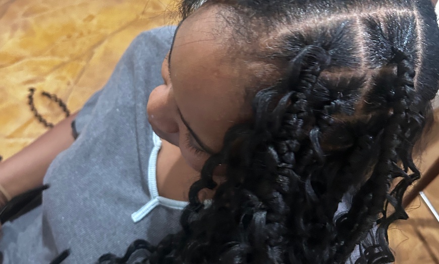 Image 4: Transform Your Look with Stylish Knotless or Box Braids