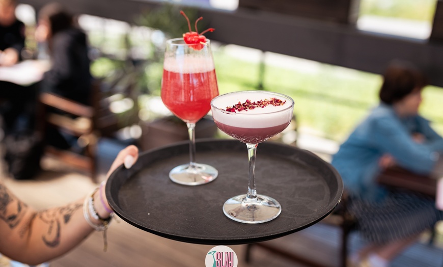 Image 2: Ciesz się różową pizzą i sernikiem na Różowej Barce na Wiśle