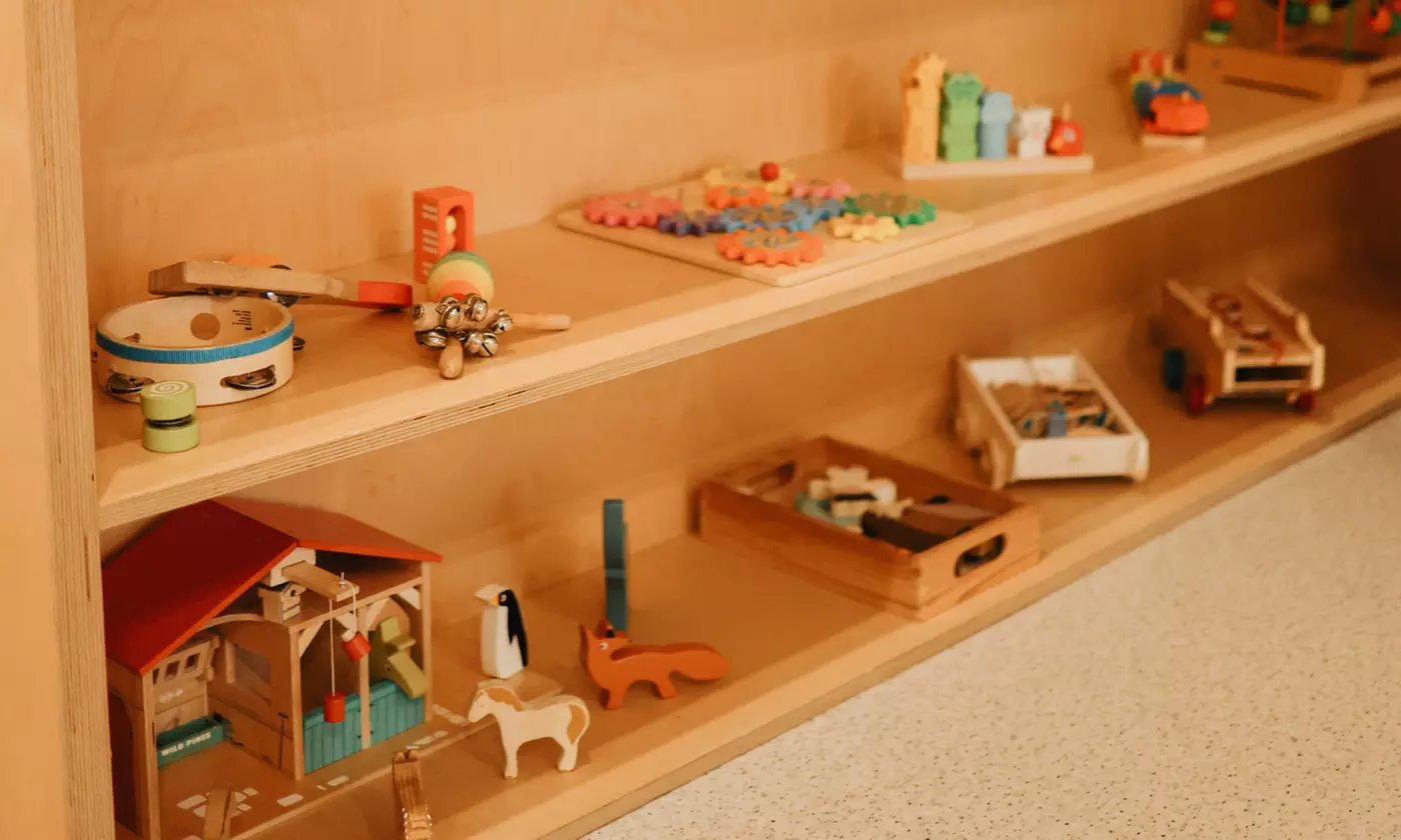 Wejście dla dzieci do drewnianej bawialni