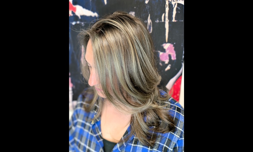 Image 2: Revamp Your Hair Style with a Stunning Makeover