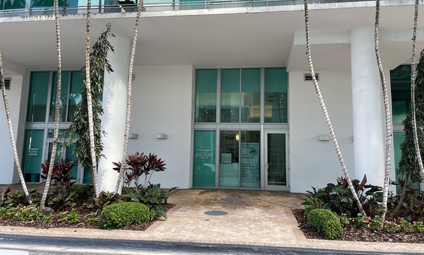 Image 2: Deluxe HydraFacial with Mask & LED Light Therapy Options