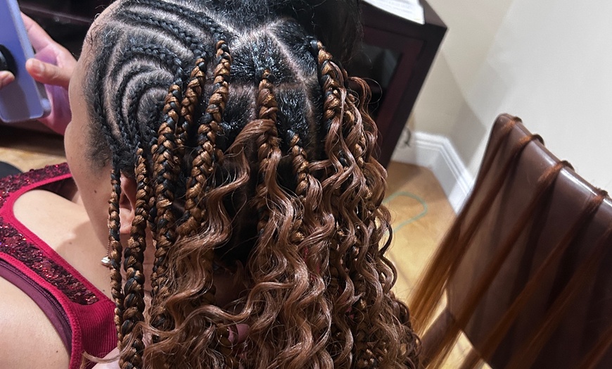Image 5: Transform Your Look with Stylish Knotless or Box Braids