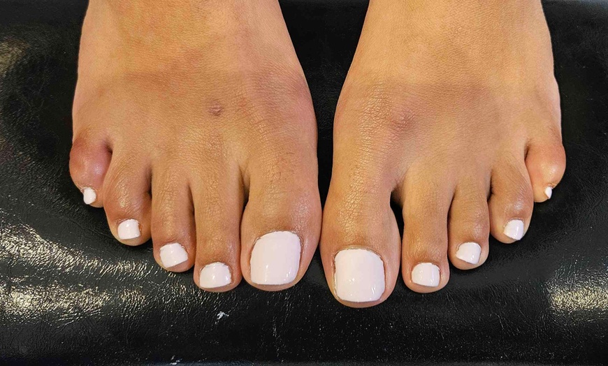 Image 5: Mains et pieds sublimés avec vernis semi-permanent à Abrac Amanda
