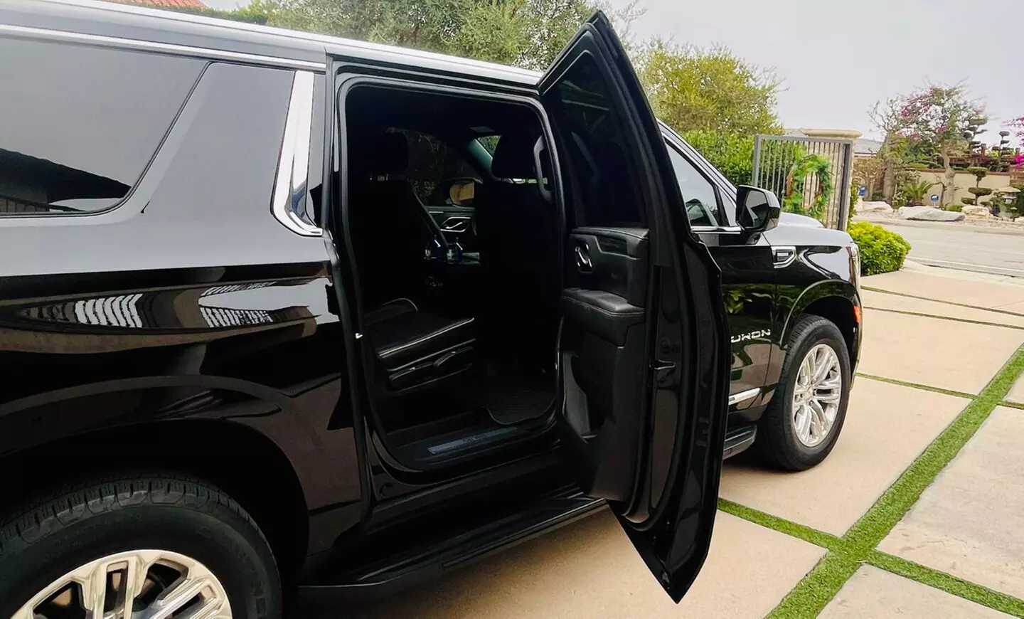 Luxury airport trips with sedans and SUVs for small groups