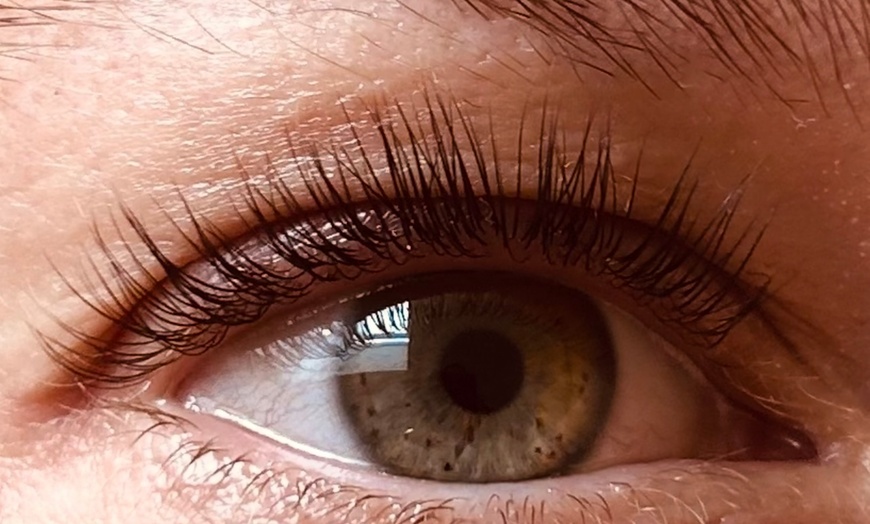 Image 1: Rehaussement de cils avec teinture et extension de cils