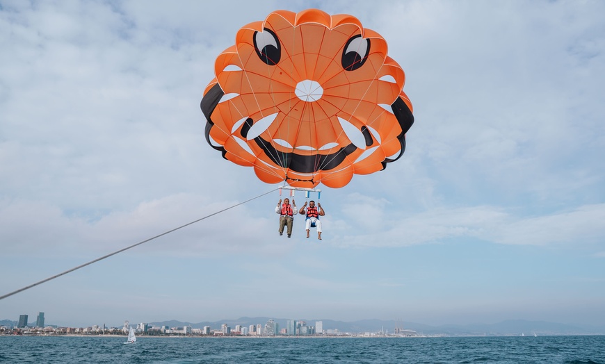 Image 3: Actividad acuática en paracaídas a más de 150 metros de cabo