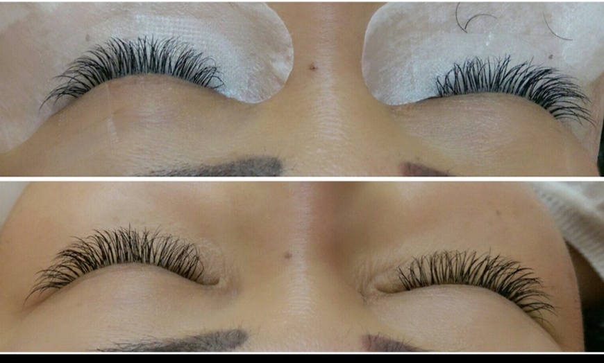 Image 4: Discover Lashmania's diverse eyelash options from classic to volume extensions with up to 38% off for new clients in Valencia.