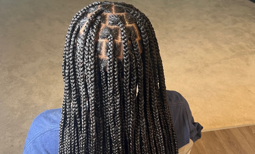 Image 4: Achieve Elegance With Small, Medium, or Large Knotless Braids 