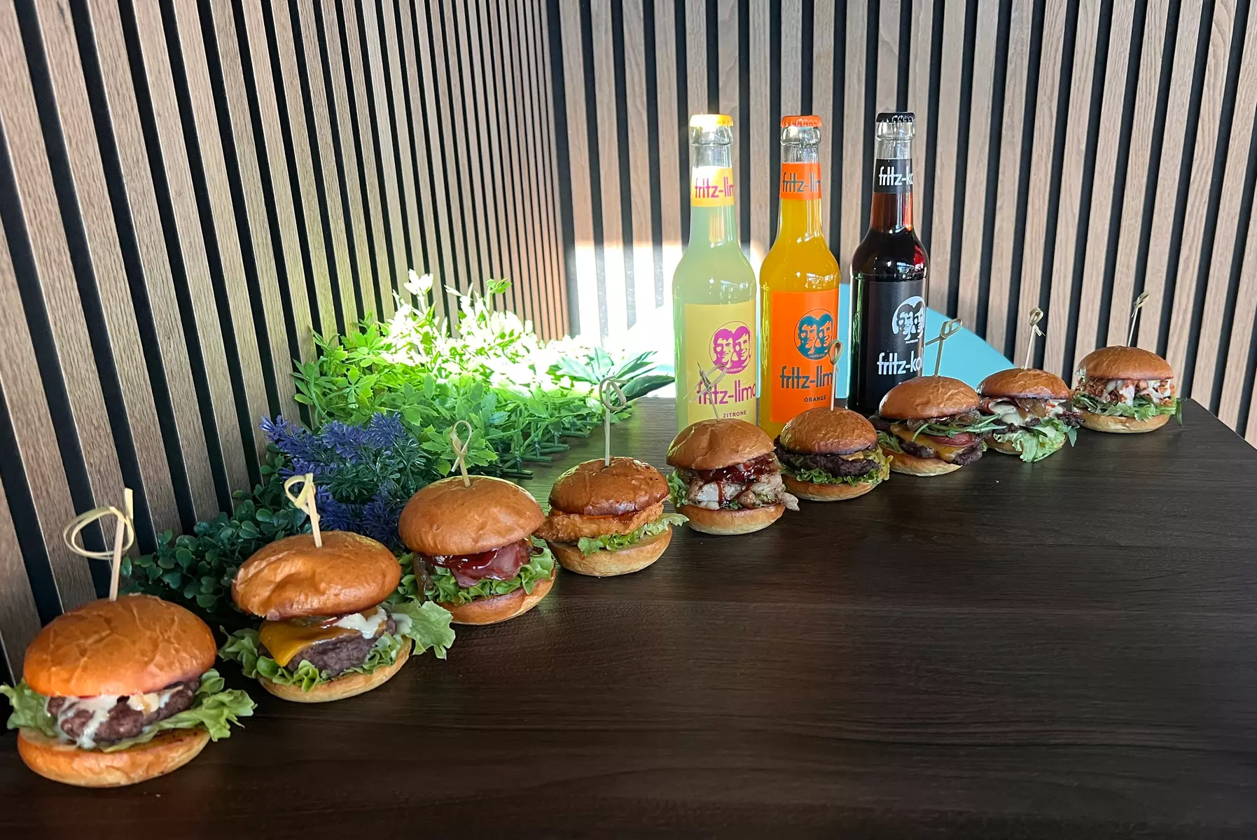 Burger-Genuss: Dream Burger inkl. Beilage nach Wahl für 1 - 4 Personen