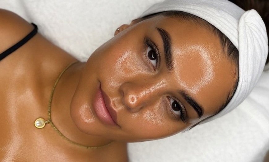 Image 5: Radiant Skin Awaits: Signature & Platinum Hydrafacial Packages