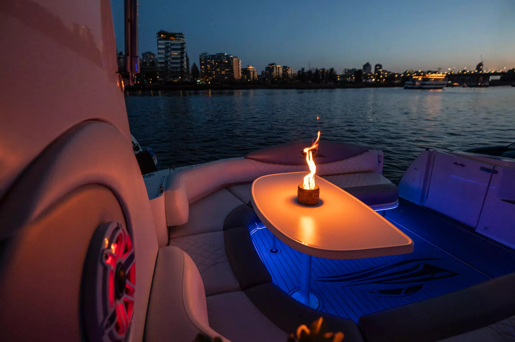Luxurious Yacht Tours in Vancouver – Explore Iconic Views