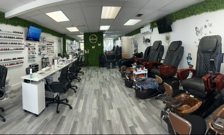 Image 2: Up to 28% Off on Manicure - Shellac / No-Chip / Gel at Butterfly Beauty Salon