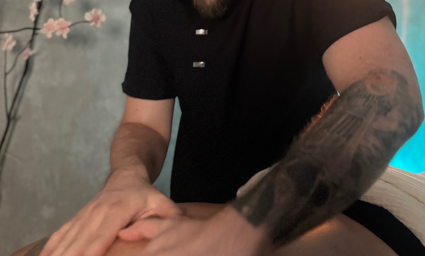 Image 2: Masaje relajante de 60 o 90 minutos con piedras calientes y bebida