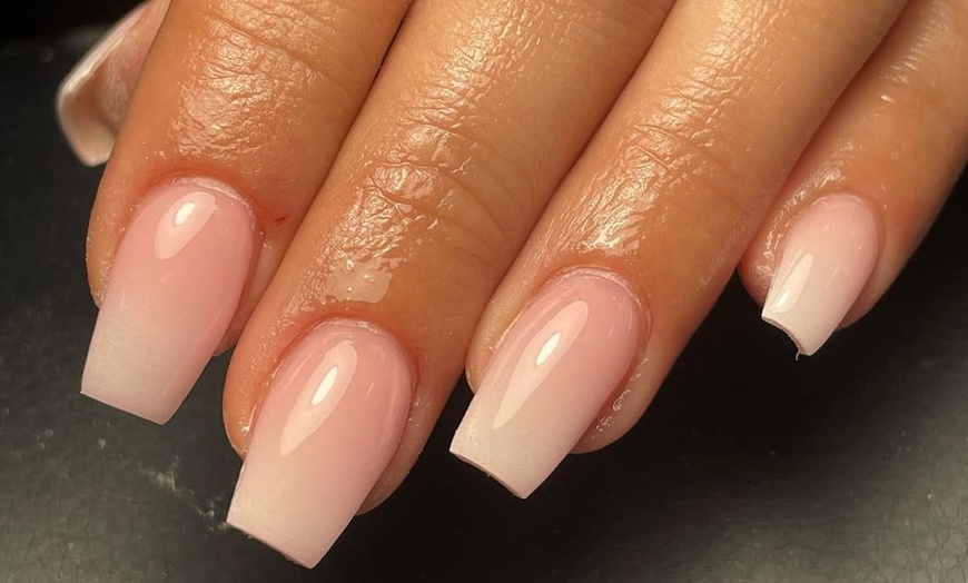 Image 3: Pose de vernis semi-permanent ou de capsules gel avec Lena Nails