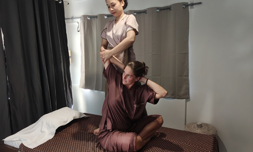 Image 1: Massage thaï traditionnel : équilibre, énergie et détente profonde