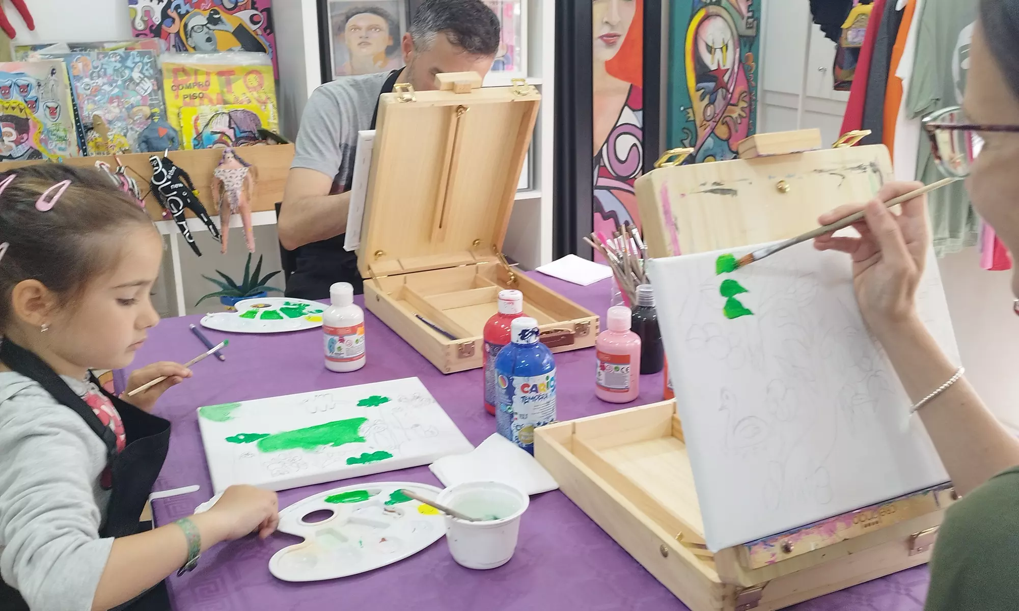 Arte y desayuno con amigos: taller de pintura creativa de 2h con desayuno y materiales incluidos para 1, 2 o 4 personas