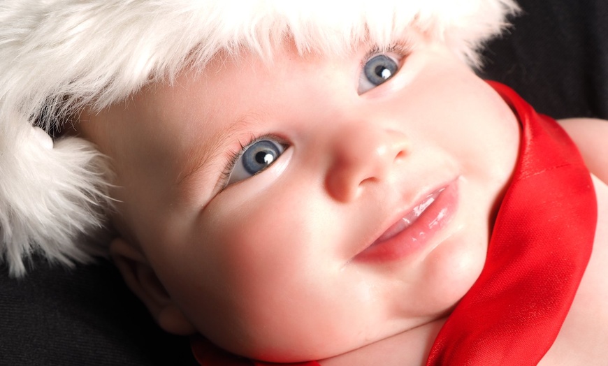 Image 4: In-Studio Family Photo Shoot W/ or W/O Makeup/Hairstyling and More