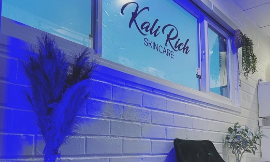 Image 3: Relaxing Facial & Massage or Holistic Body Contour & Wrap Treatment