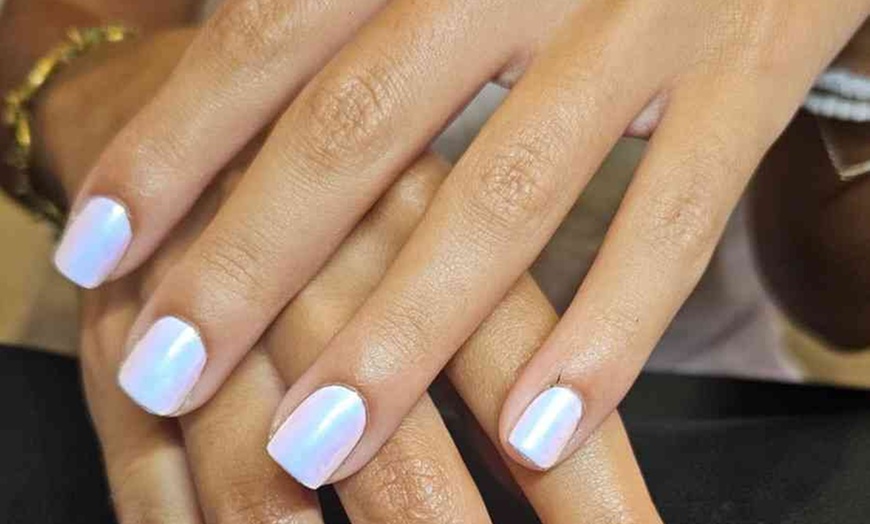 Image 1: Beauté des ongles avec pose de vernis semi-permanent à Nin Addiction