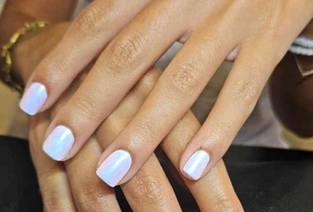 Beauté des ongles des mains avec pose de vernis semi-permanent