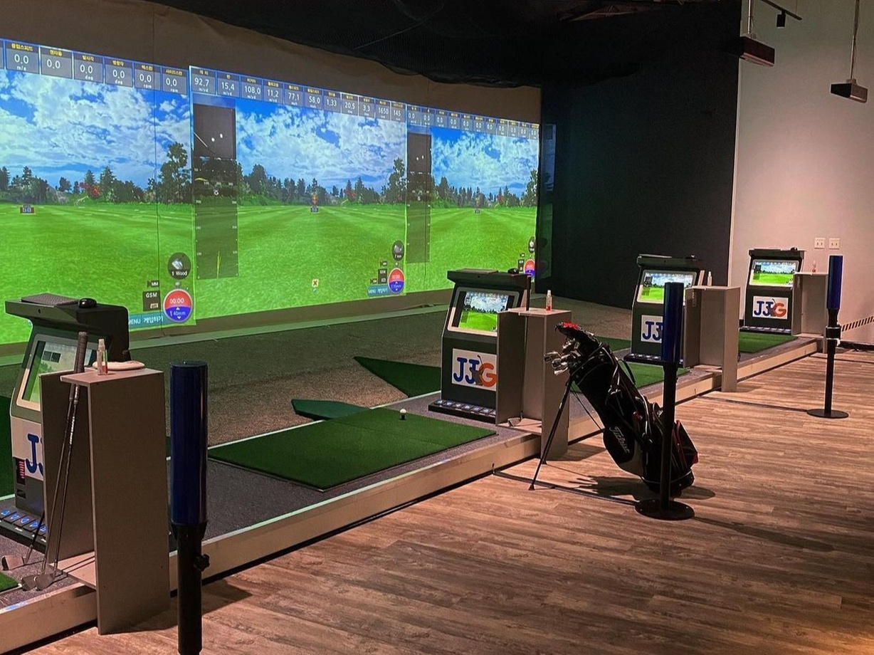 Enjoy Indoor Golfing with Simulators and Private Rooms