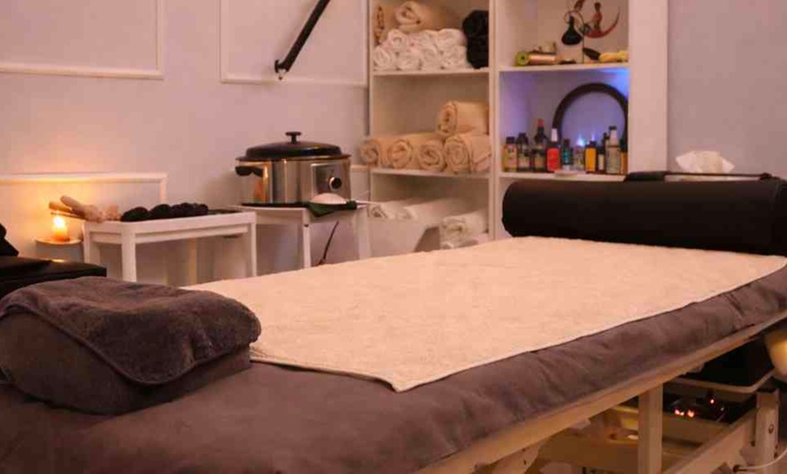 Image 3: Aromaöl-Massage, Lymphdrainage oder Hot-Stone-Massage für 1 Person