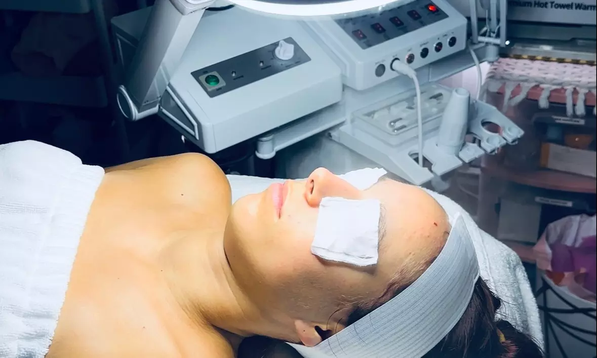 Up to 40% Off on Facial at Bare Skin Beauty