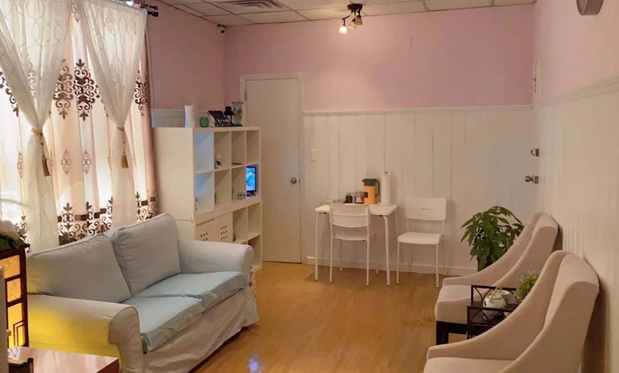 Image 5: 60 or 90-Min Swedish Massage & Essential Oils w/ Deep Cleaning Facial