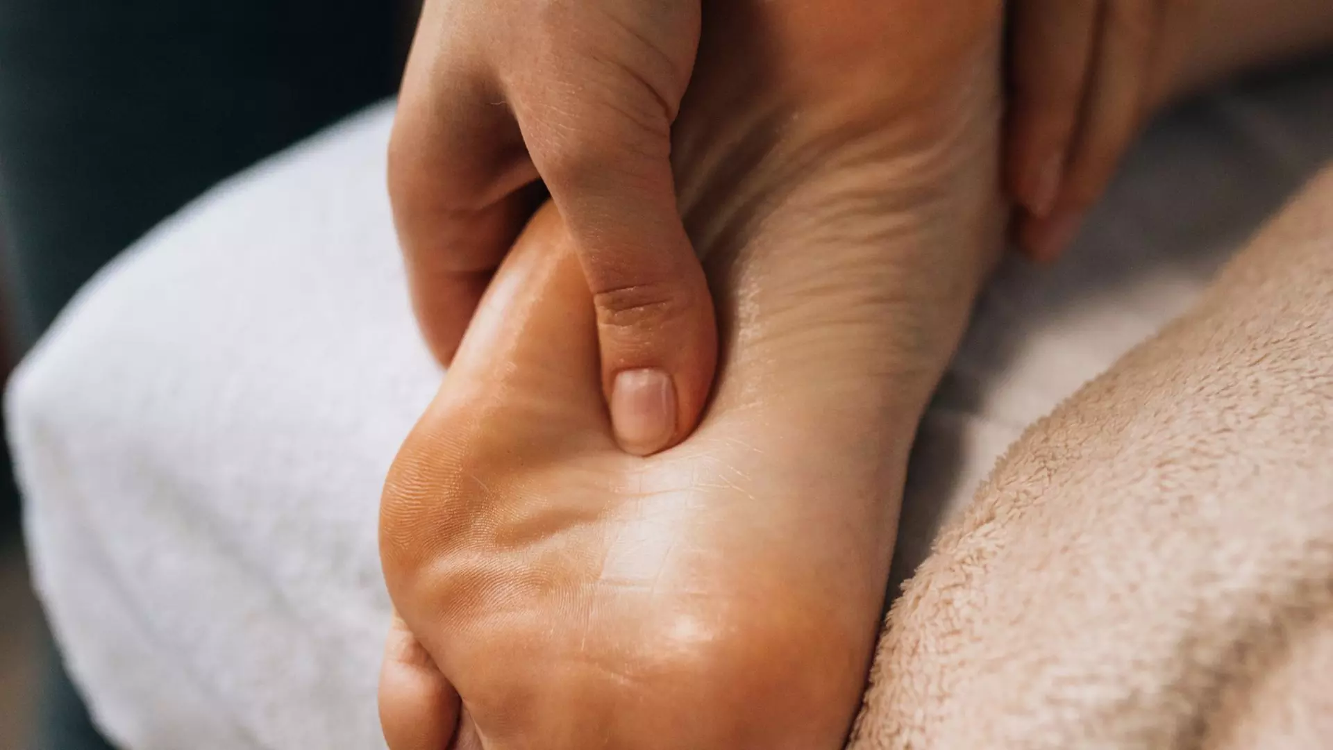 45-Min Shiatsu or Reflexology (Combo of Eastern & Western Reflexology)