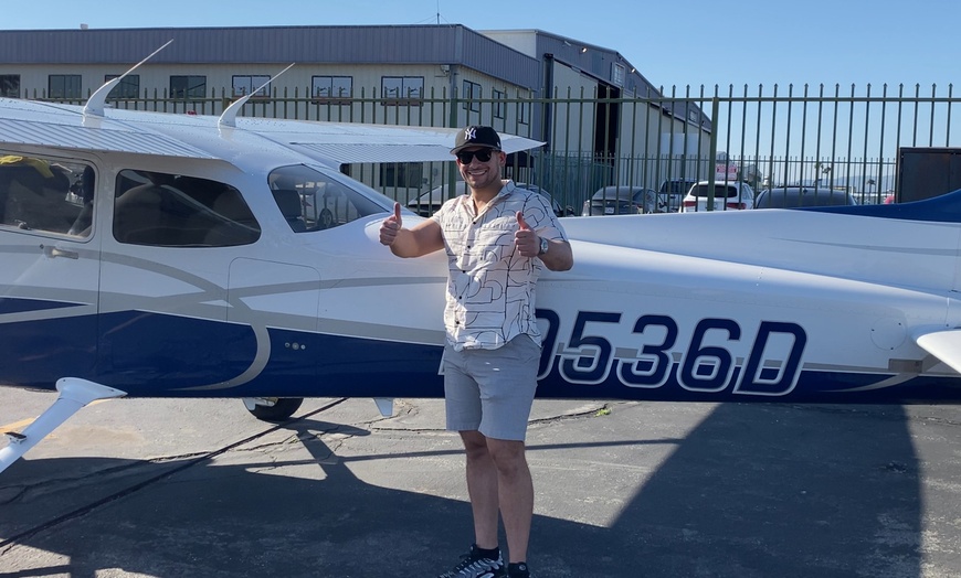 Image 3: LA Scenic Flight Tour – Night (40 Min) or Day Beach (60 Min)