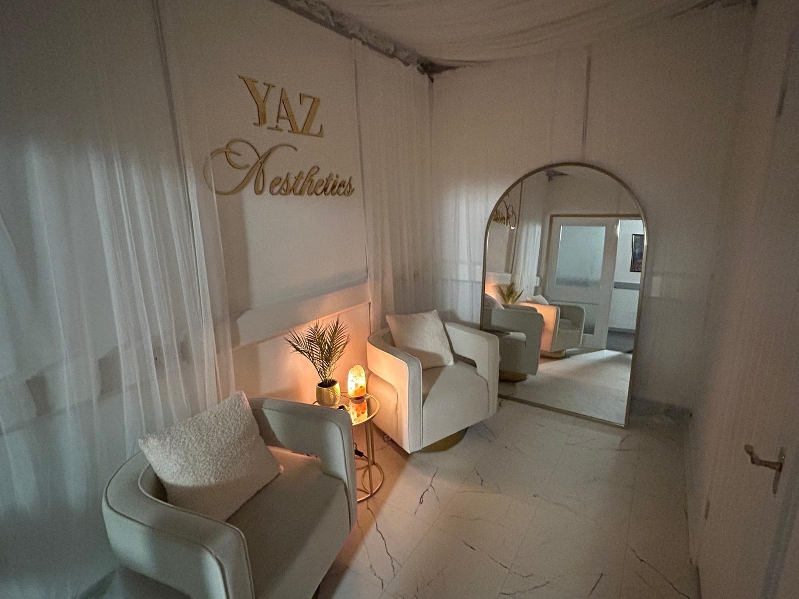 Get a 0.5ml/ 0.7ml/ 1.1ml/ 1ml Lip Filler