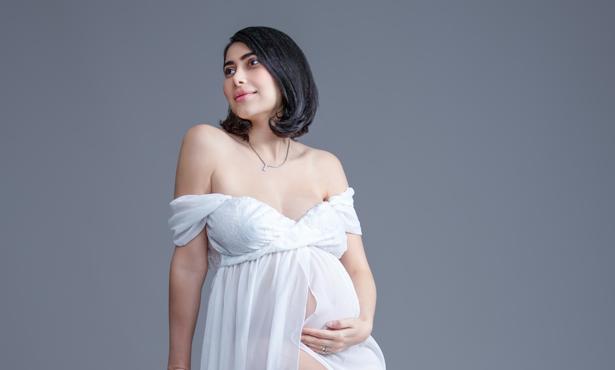 Image 5: 60 Minutes Indoor Maternity Photography Session with 8"x6" Print 