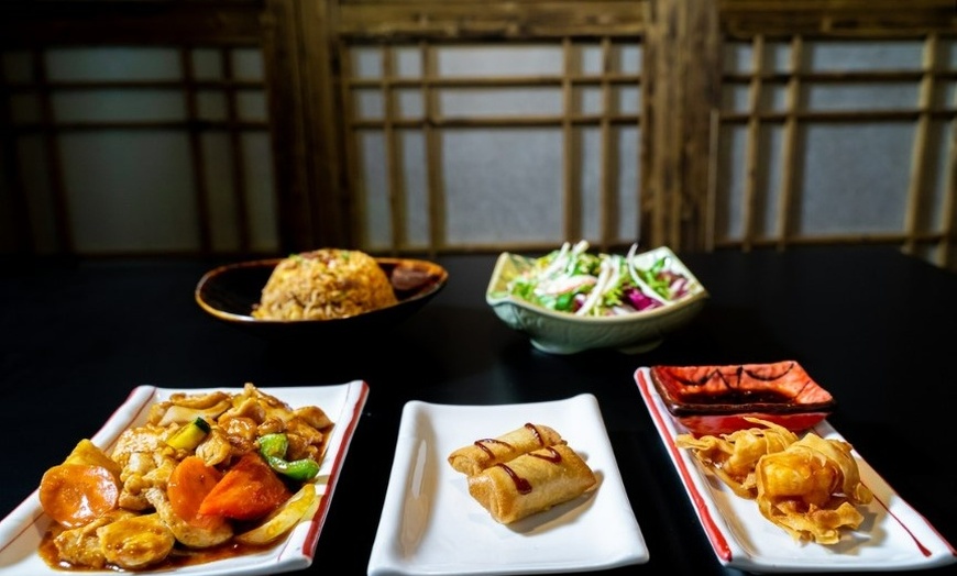 Image 6: Explora lo auténtico: menú degustación de sushi para 2 o 4 personas