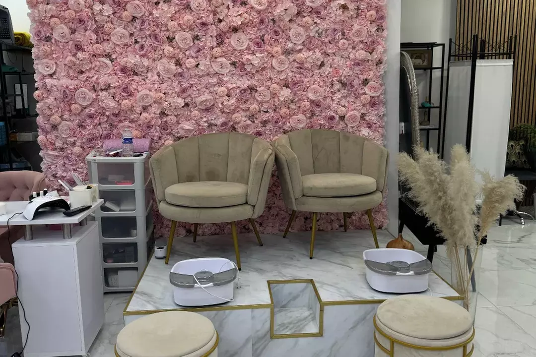 Des ongles soignés et élégants avec des techniques adaptées