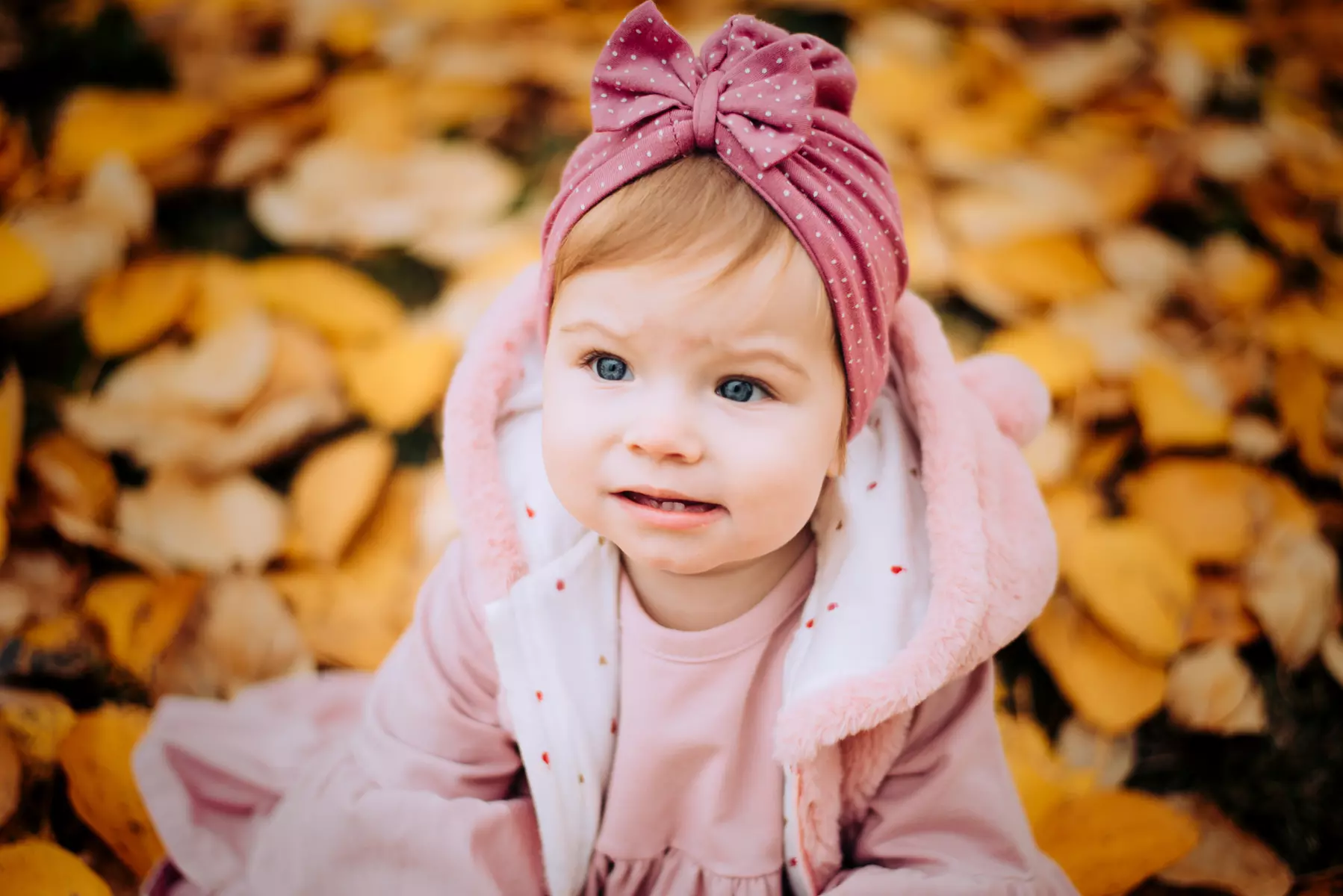 Plenerowa sesja zdjęciowa w jesiennej oprawie