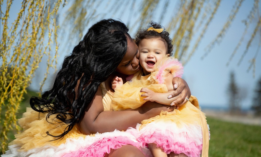 Image 4: Get 30- or 60-Min Single Family or 2- or 4-Hr Photography Session 