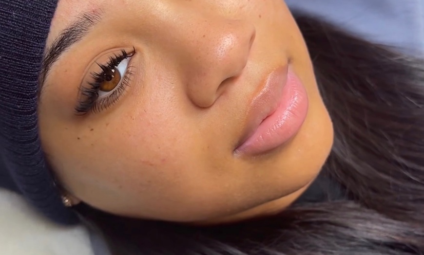 Image 5: Enhance Yourself with the Eyelash Extensions