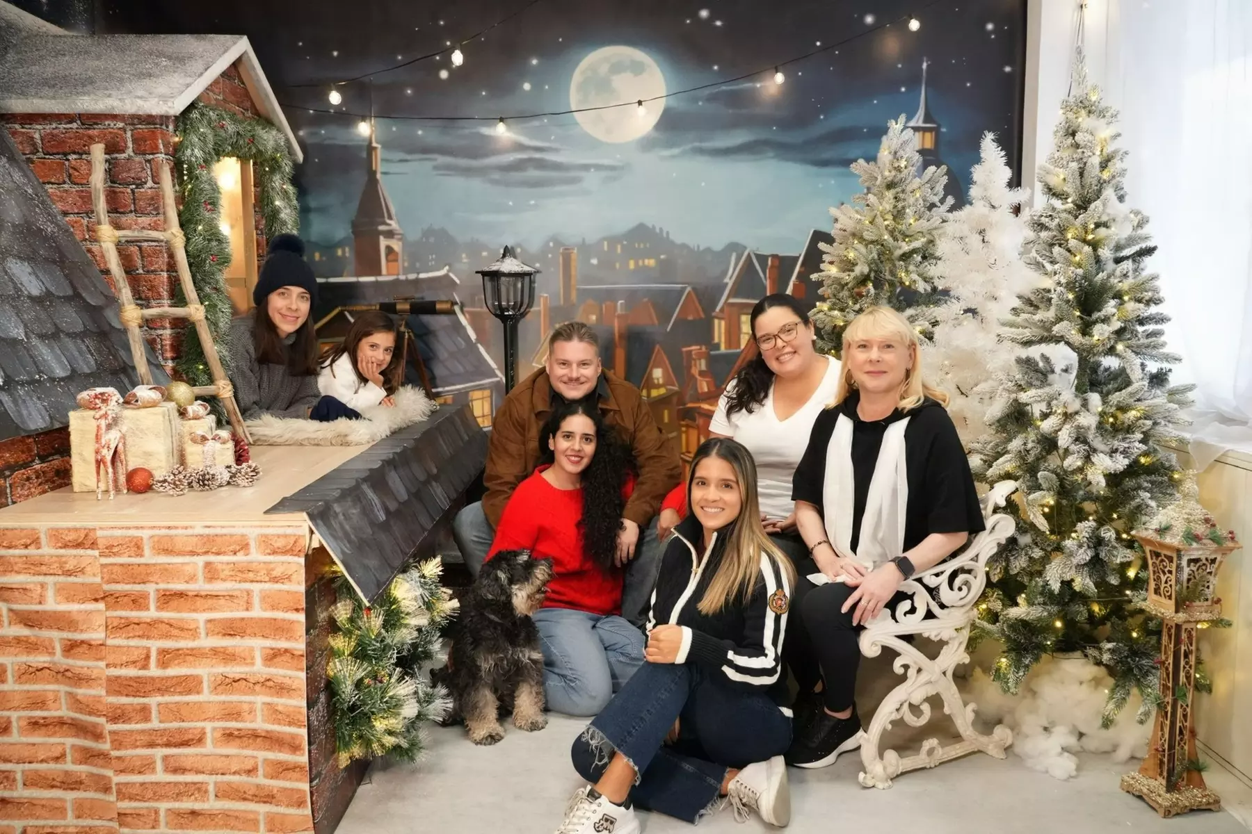 Sesión de fotos navideñas para hasta 5 personas con atrezzo y 10 o 15 imágenes retocadas; ahorra hasta un 69% - Primary Image