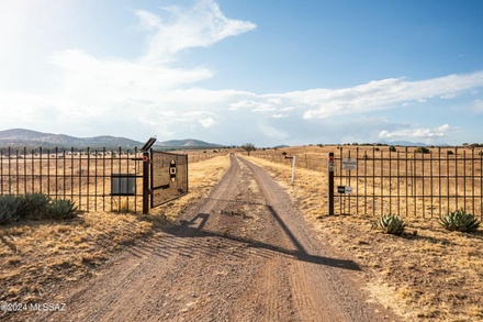 60-Minute Trail Ride with discount to local Wine Tasting - For 1 (Thurs-Sun ONLY) - Double R Ranch Elgin, Arizona