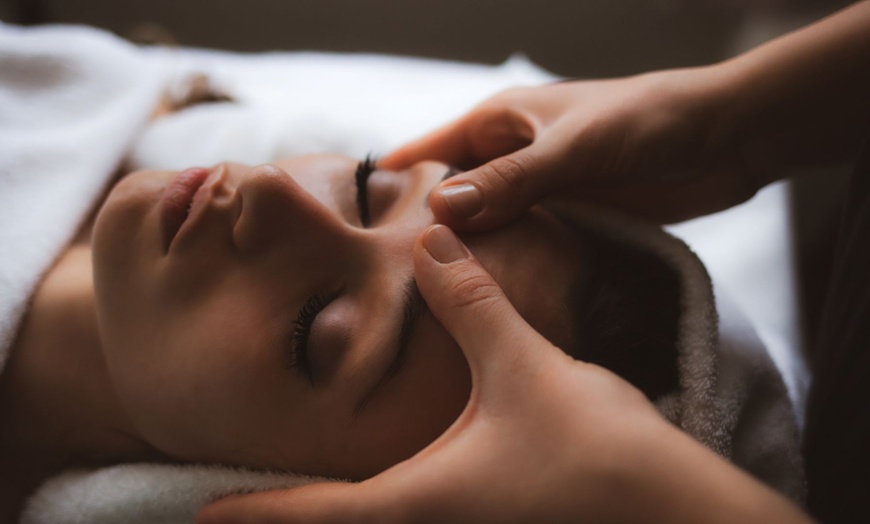 Image 5: 45-Min Shiatsu or Reflexology (Combo of Eastern & Western Reflexology)