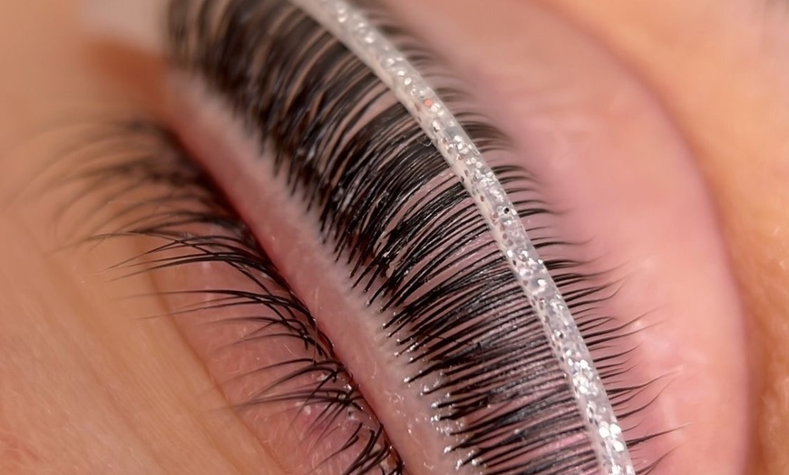 Image 5: Up to 50% Off on Eyelash Extensions at shiny LAshes